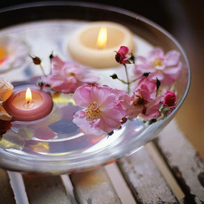 Прозрачная чаша с цветами и свечами - идеальное решение для романтического вечера