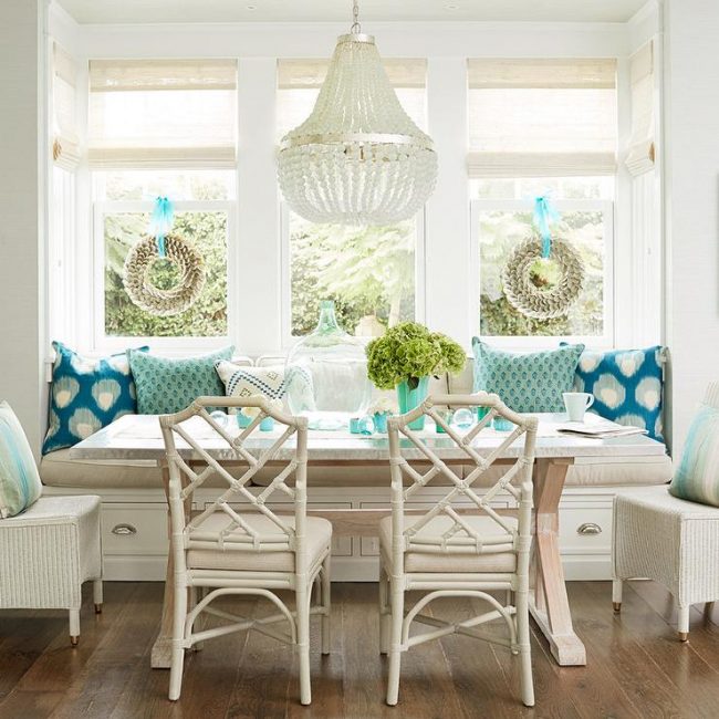Свежая кухня в стиле прованс с яркими акцентами на элементах декора в синих тонах