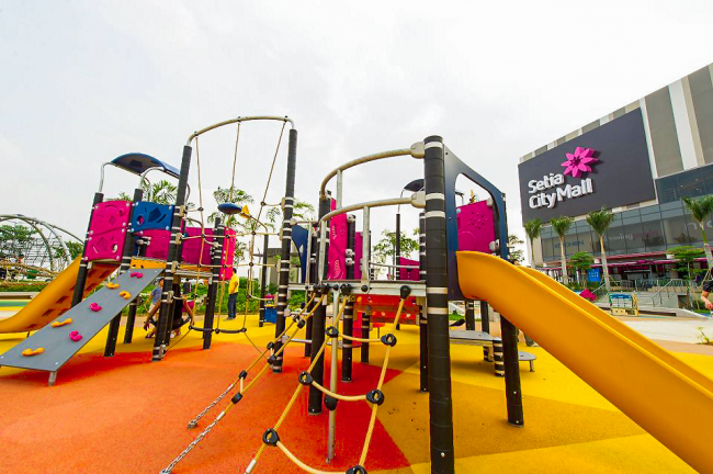 Детская площадка возле развлекательного комплекса в Малайзии
