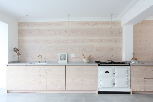 Светлая деревянная кухня в скандинавском стиле без верхних шкафов