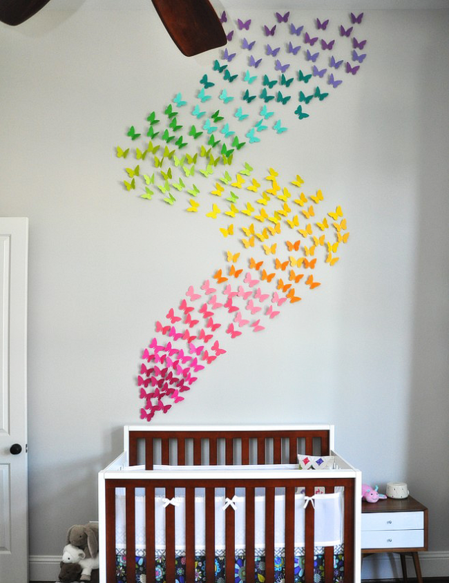 Отличная идея расположения цветных бабочек над детской кроваткой
