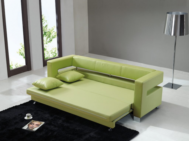 Качественный кожаный диван в салатовом цвете станет изюминкой светлой гостиной