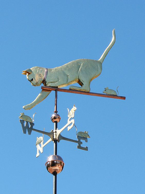 Традиционный ветряной флюгер с изображением кошки и мышей, расположенных на каждой стрелке