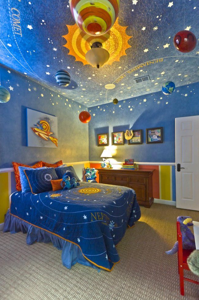 Стилизованная детская комната с люстрами в форме планет 