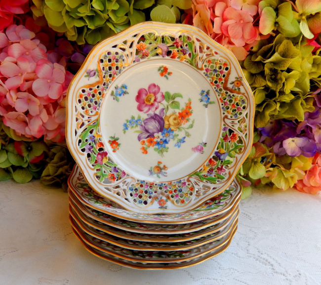 Набор фарфоровых пирожковых тарелок с ярким рисунком