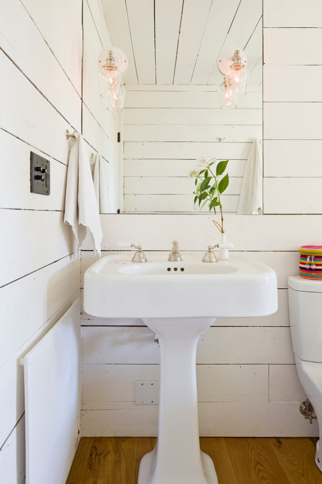 Интерьер ванной комнаты в стиле прованс с белой раковиной типа "Тюльпан"