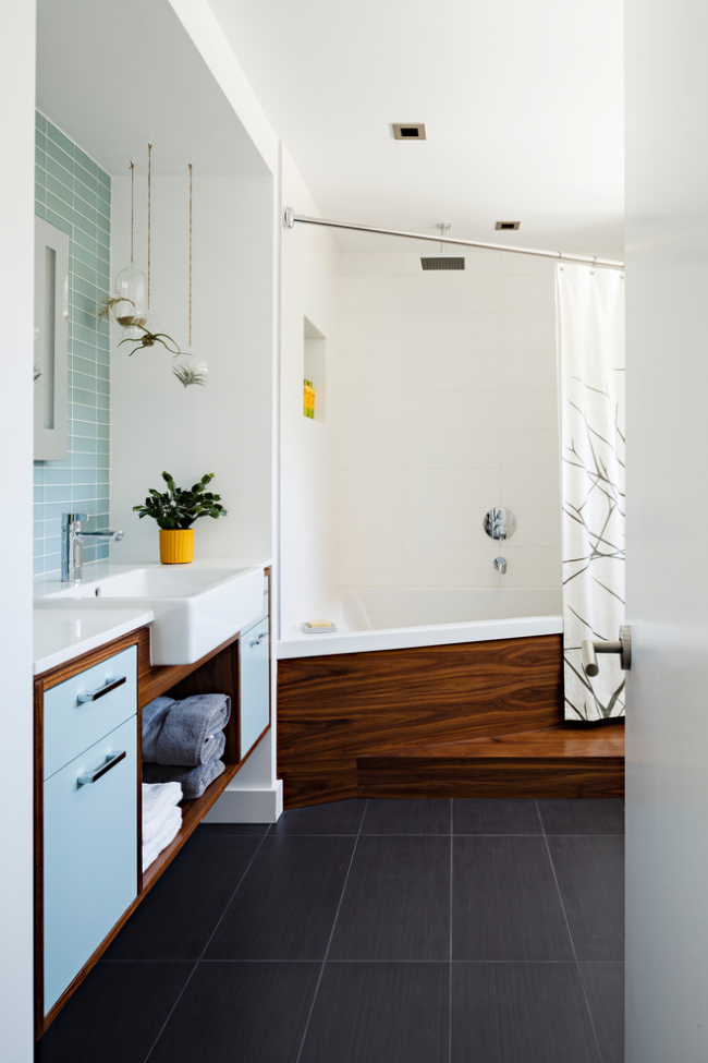 Контрастное сочетание темного дерева и белоснежной отделки в интерьере ванной