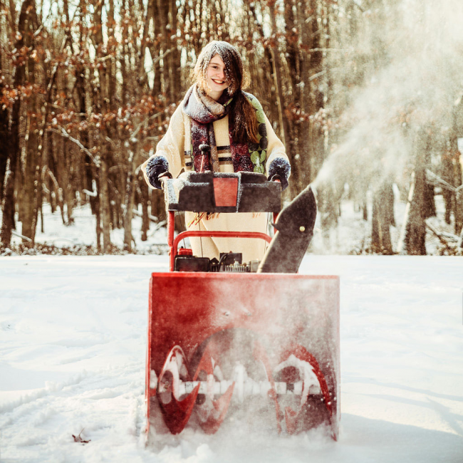 Самоходным снегоуборщиком с легкостью может управлять даже ребенок