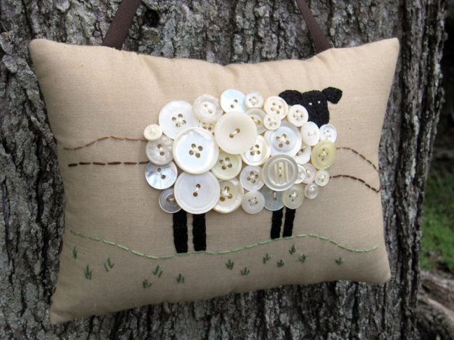Милая подушка с изображением овечки из пуговиц 