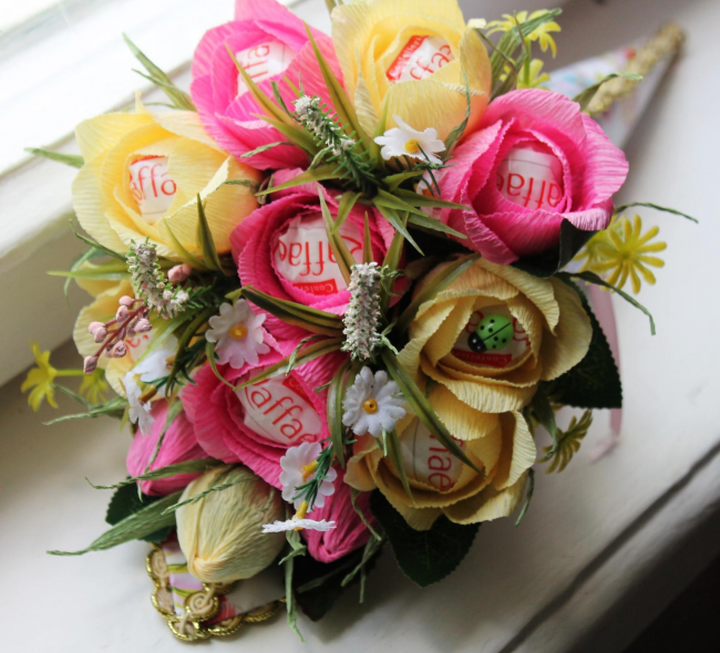Цветы из гофрированной бумаги своими руками: вкусный букетик цветов из гофрированной бумаги и конфет