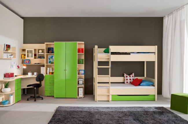 Детская комната для двоих с минимальной комплектацией мебели