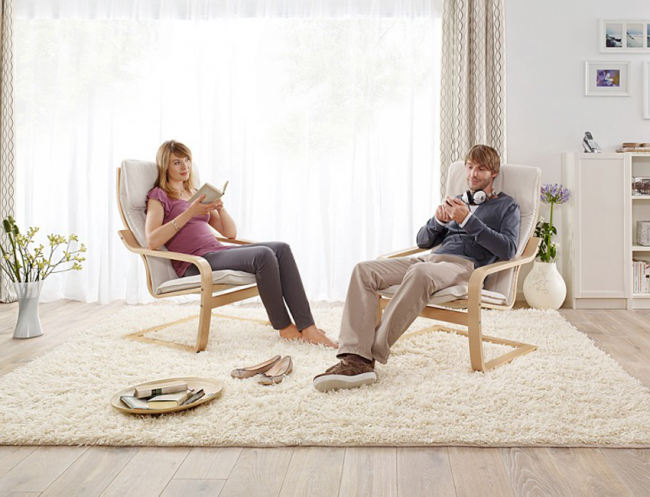 Кресло «Поэнг» органично впишется в декор дома и предоставит все возможности для полноценного отдыха