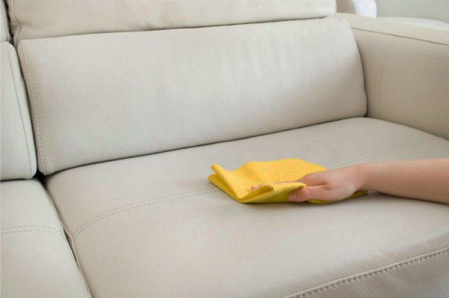 Чистый дом без хлопот: как почистить диван в домашних условиях?