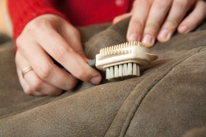 Как почистить диван от грязи в домашних условиях ✅️ТОП-5 способов