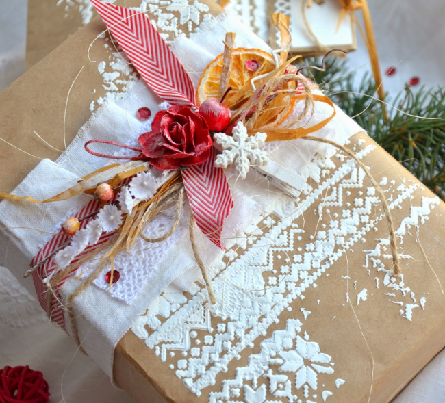 Как стильно упаковать подарок в подарочную бумагу: простые варианты своими руками