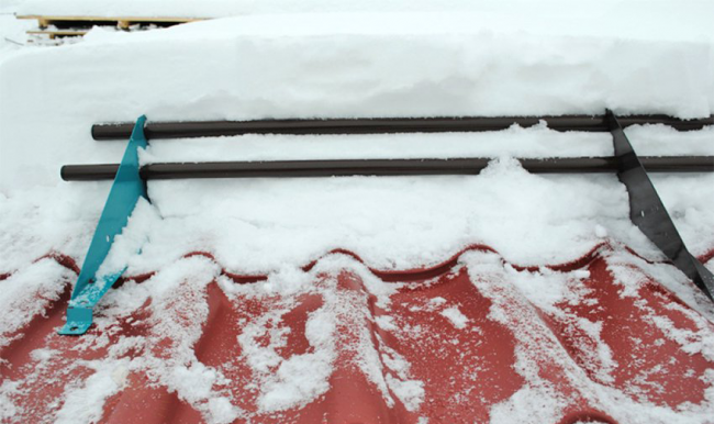 Готовимся к зиме правильно: как выбрать безопасные снегозадержатели на крышу?