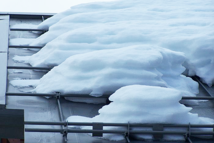 Снегозадержатели на крышу: виды, советы по выбору, монтаж