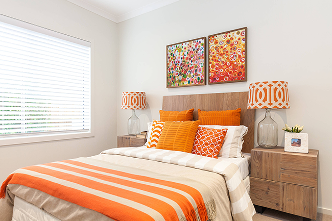Яркое и солнечное настроение спальни органично подчеркнут персиковые, терракотовые и оранжевые тона