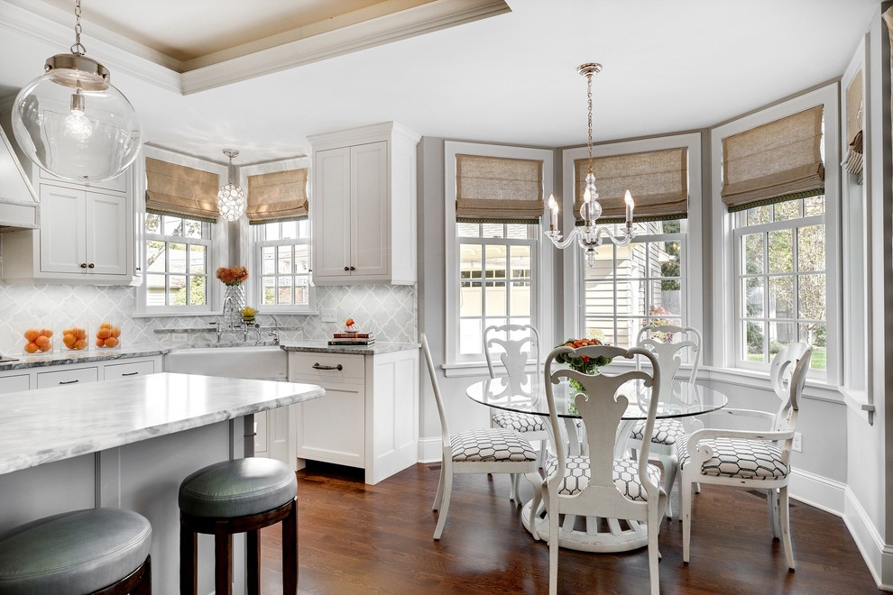 Кухонный гарнитур белого цвета в классическом интерьере