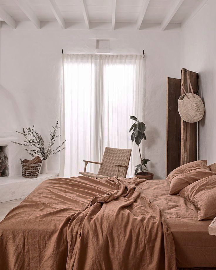 Шоколадное настроение: как стильно оформить спальню в коричневых тонах ?