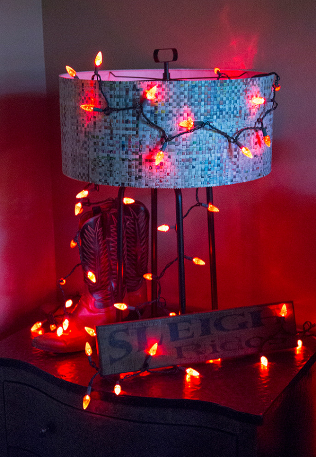 Украсьте гирляндой прикроватный светильник и добавьте этим новогоднего настроения