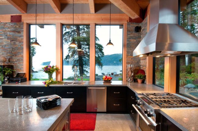 Использование пространства у окна сделает кухню визуально больше