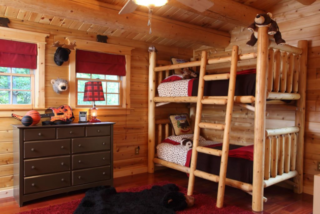 Кантри-настроение: интерьер детской комнаты в деревянном доме