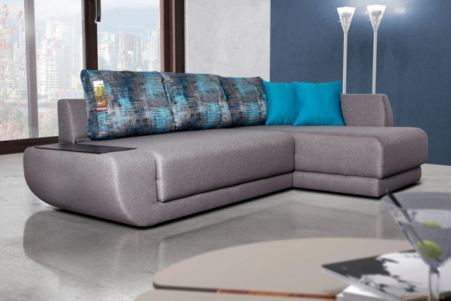 Сдержанные цвета основы дивана вполне уместно разбавить яркими подушками