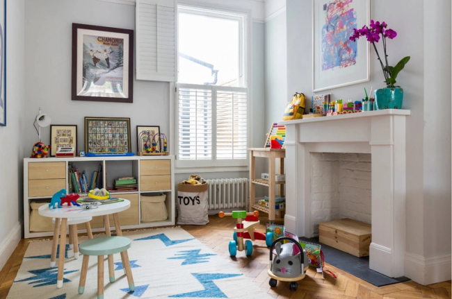 Мебель в скандинавском стиле хорошо смотрится с обычными мешками для детской мелочевки