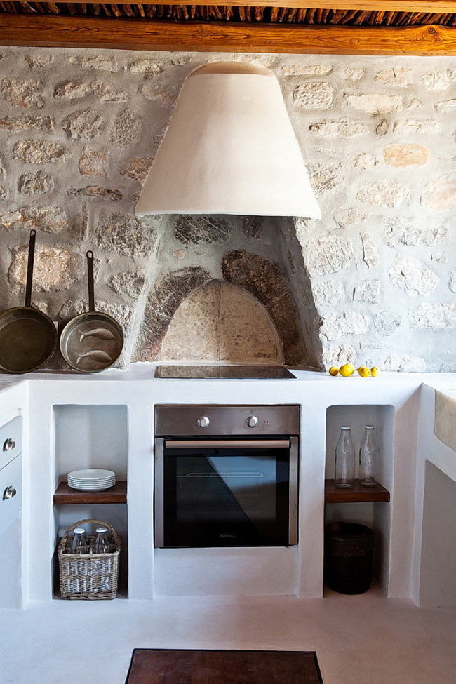 Потрясающая средиземноморская кухня, где вытяжка встроена в купол над печью 