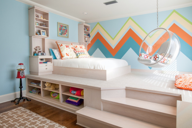 Выделенная спальная зона в просторной детской комнате