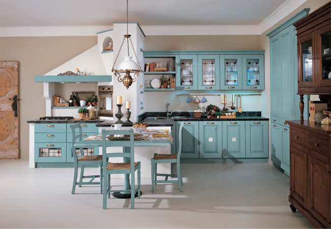 Классическая кухня с мебелью небесно-голубого цвета