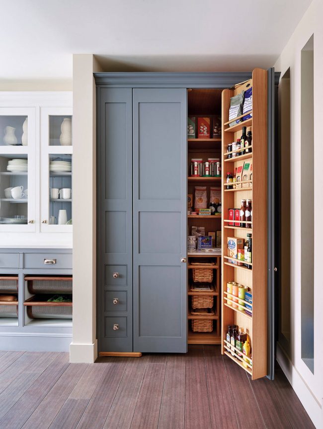 Стильный дизайнерский кухонный шкаф с системой полок и бутылочницей в пыльно-голубом цвете