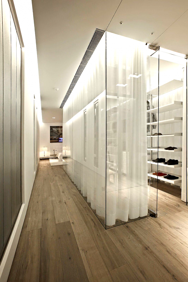 Стеклянная гардеробная комната с полупрозрачными шторами в современном интерьере