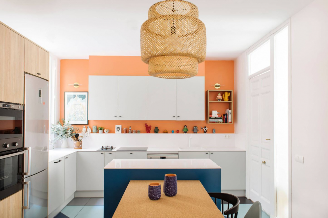 Угловой кухонный гарнитур может иметь не только вытянутую форму, а и квадратную, что позволяет очень компактно расставить мебель даже в самых небольших помещениях