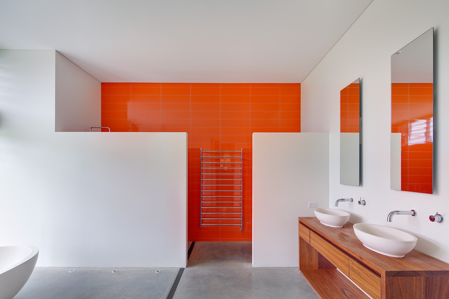 Динамичный, почти неоновый оранжевый в дизайне ванной