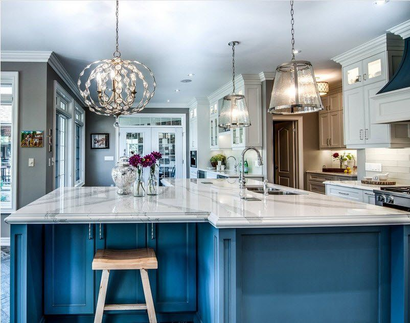 Бело-голубая кухня с дизайном в стиле современная классика