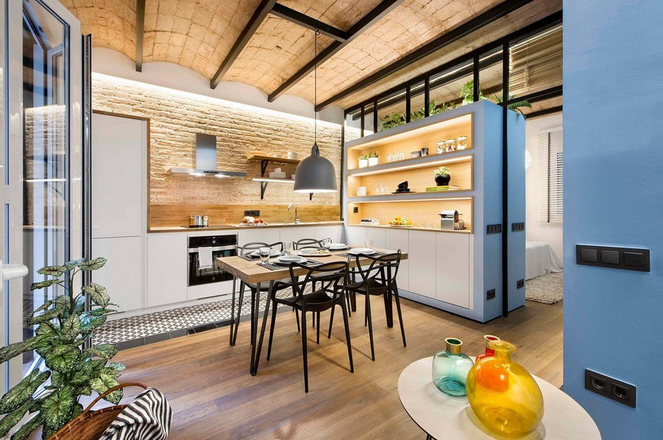 Уютная кухня-столовая с интерьером в стиле лофт