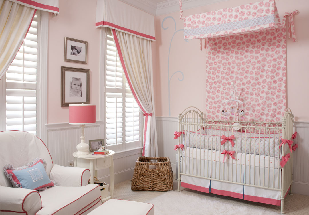 Форма штор из двух полотнищ для эстетического оформления детской. Жалюзи на окнах задают основной световой режим