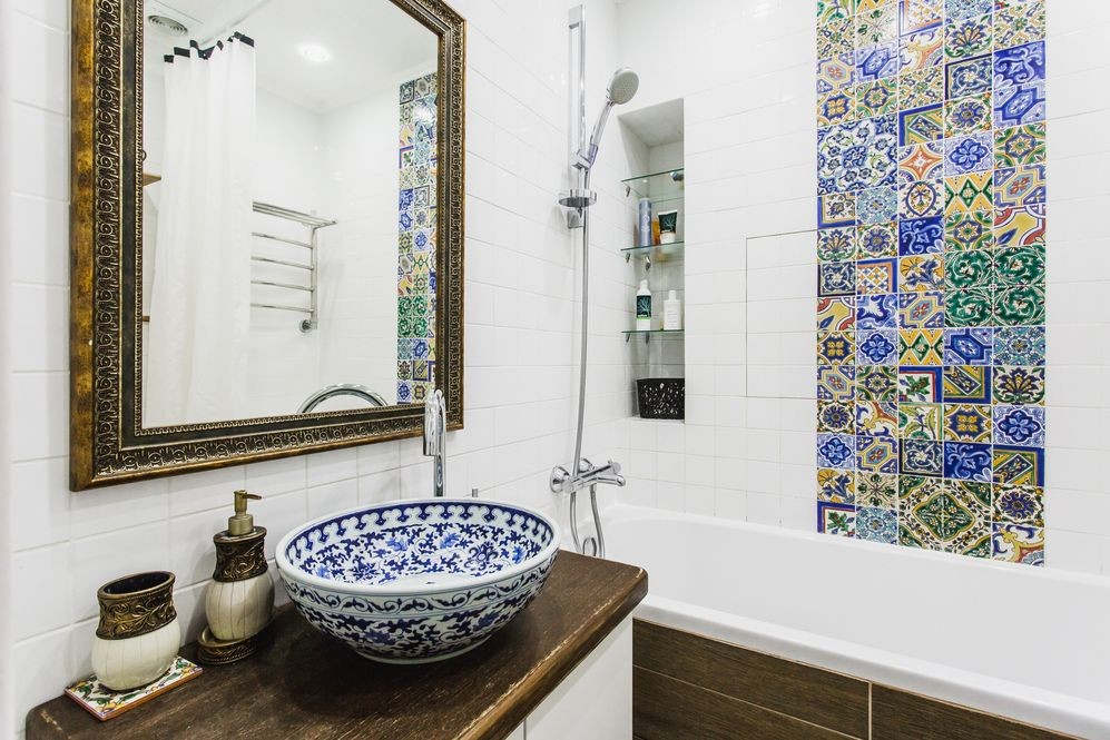 Панно из красивой керамической плитки в марокканском стиле в небольшой ванной комнате