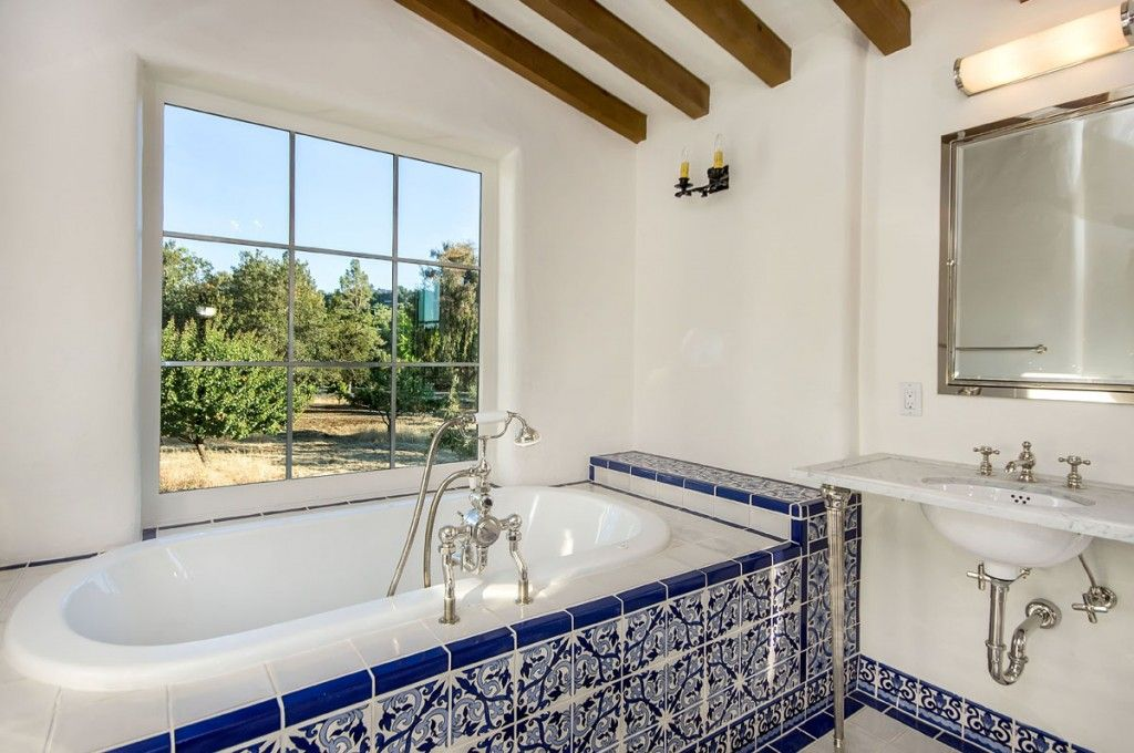 Ванная комната в средиземноморском стиле с бело-синей керамической плиткой