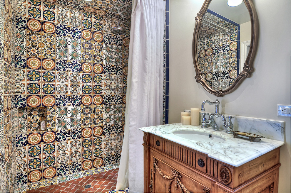 Разноцветная марокканская плитка красиво украсит стену в санузле