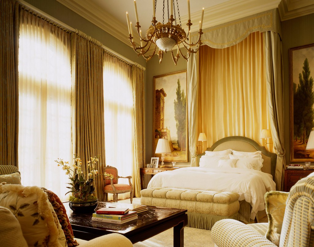Классический интерьер спальни стремится повторить совершенство и уют императорских дворцов и королевских покоев