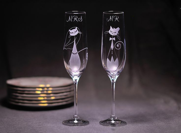 Интересное решение украсить свадебные бокалы с помощью гравировки