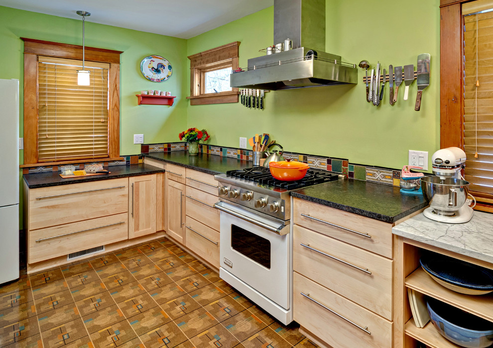 Плотный линолеум с плиточным рисунком в кухне