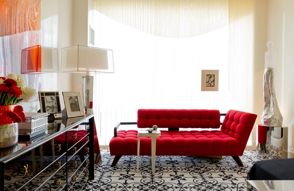 Интересным дизайнерским решением станет красный диван в интерьере вашей гостиной комнаты, поскольку такие диваны позволяют создавать нестандартные и смелые стилистические решения