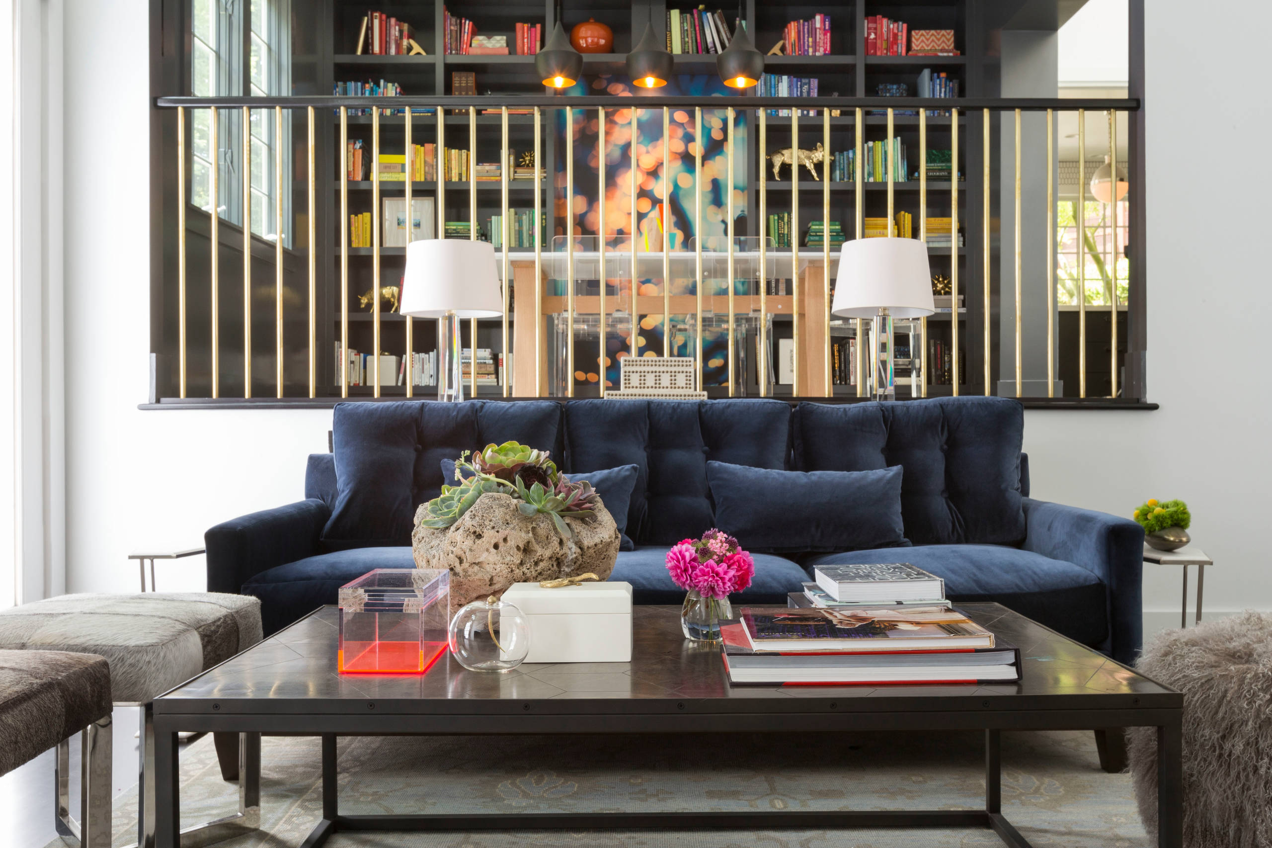 Отличным дизайнерским решением станет синий диван, который прекрасно подойдет как для спокойной гостиной, так и для классического офисного помещения
