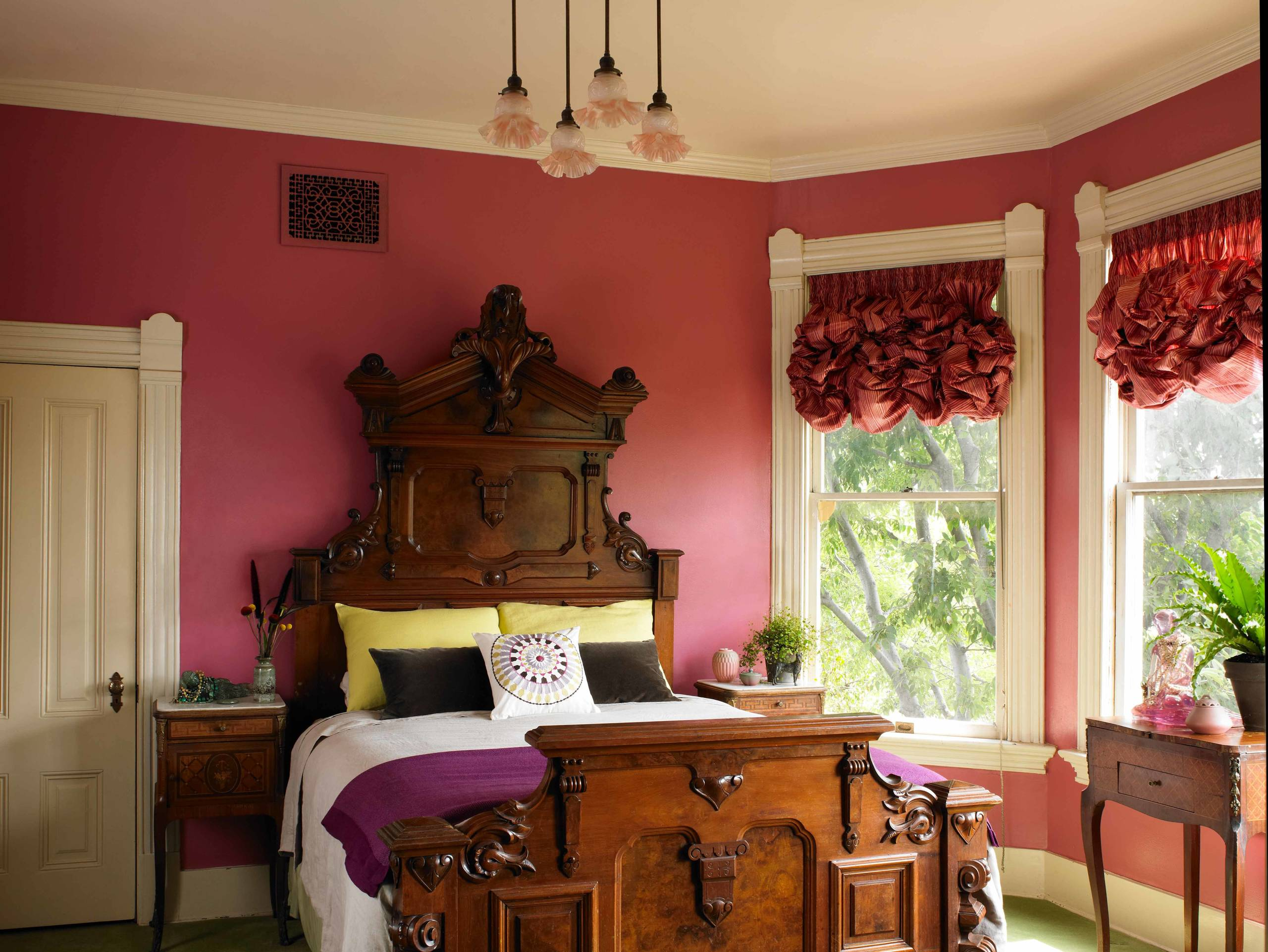 Шикарная небольшая спальная комната, оформленная в красных тонах
