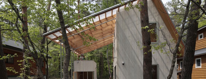 Комфорт и единение с природой: кедровый дом с огромной террасой под крышей