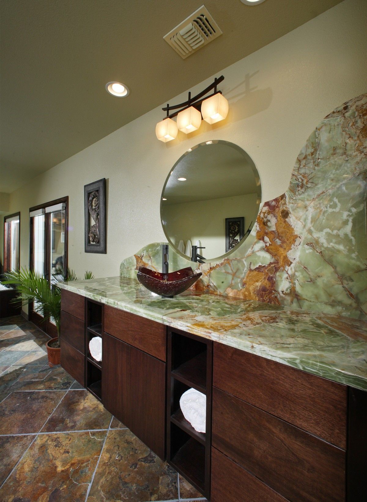 Для бра в ванной комнате гораздо более важна функциональность чем декоративные свойства